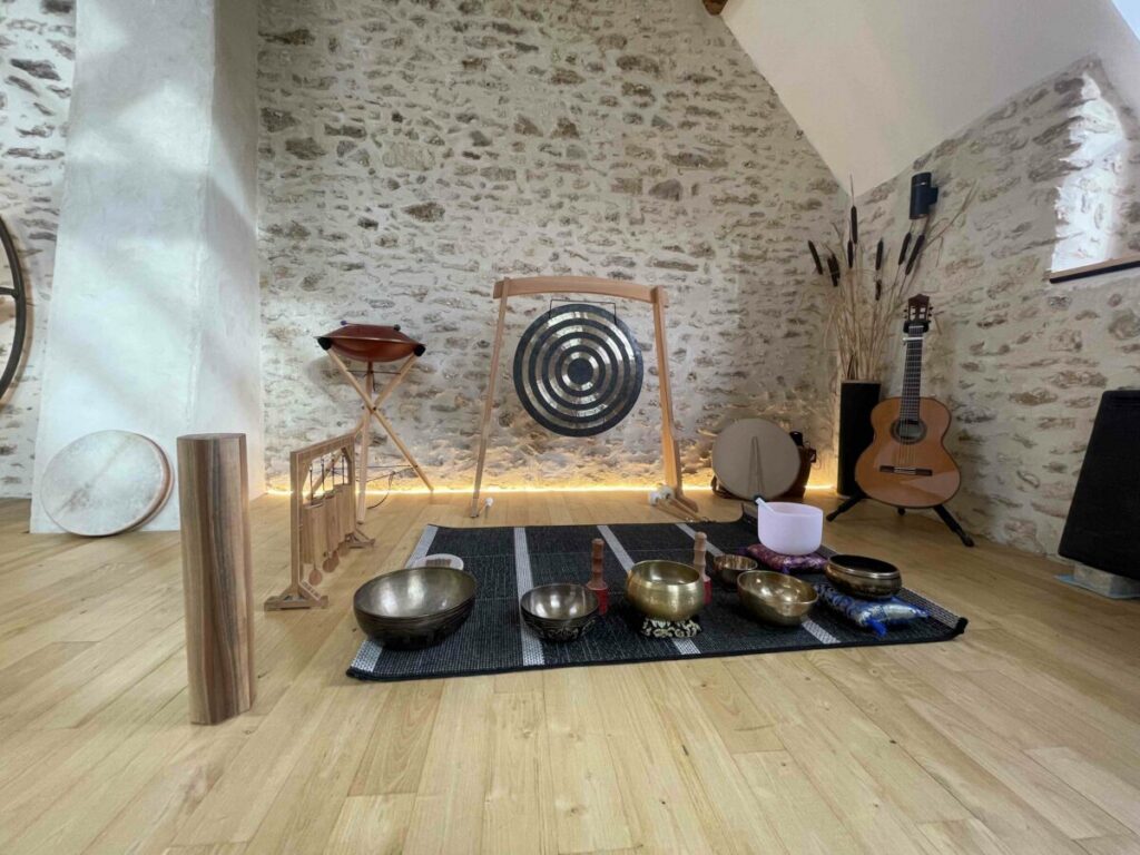 Salle avec instruments pour concerts sensoriels sur un tapis