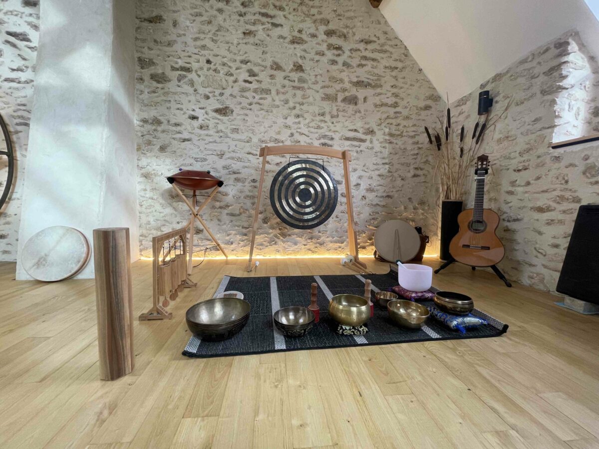 Salle avec instruments pour concerts sensoriels sur un tapis