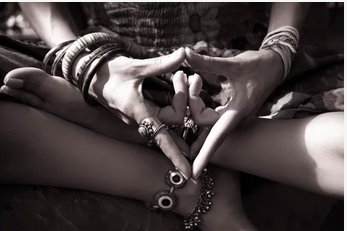 shakti mudra positionnement des doigts